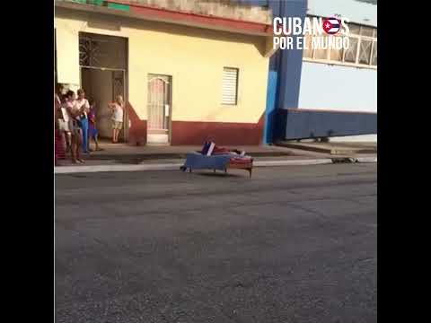 En una cama en el medio de la calle, madre cubana exige repuesta porque no tiene donde vivir