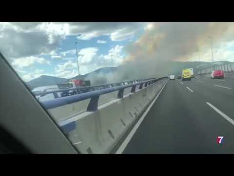 Un aparatoso incendio en la ladera del monte Rontegi obliga a cortar la carretera