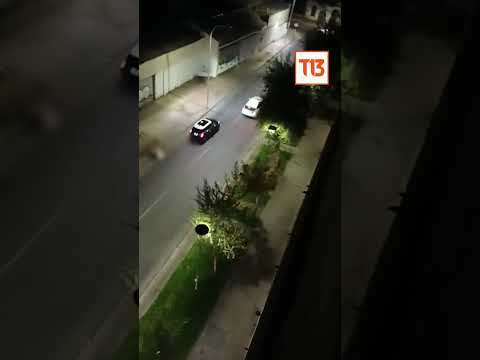 Mujer se subió al techo de un auto para evitar su robo en encerrona