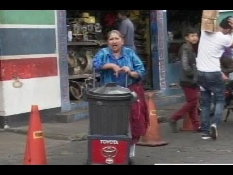 Rosa Alvarado lucha por sacar adelante a sus hijas vendiendo horchata