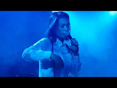 Mitski - Happy live performance (Amsterdam)