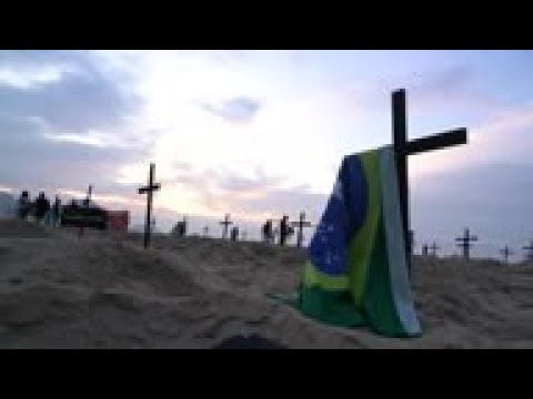 Protestan cavando 100 tumbas en playa de Copacabana