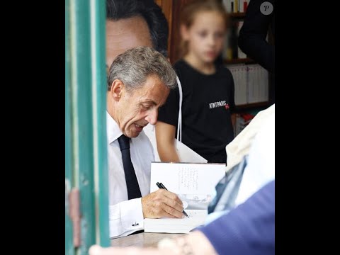 Carla Bruni ébahie devant Nicolas Sarkozy, chemise entrouverte et torse nu : jolie déclaration d'a