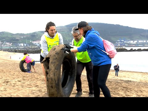 Decenas de personas de todas las edades participan en Getxo en una recogida de basuras marinas