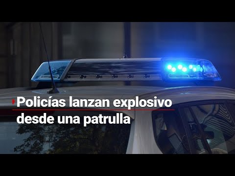 ¡DESGRACIADOS! Policías lanzan un explosivo desde una patrulla en Puebla