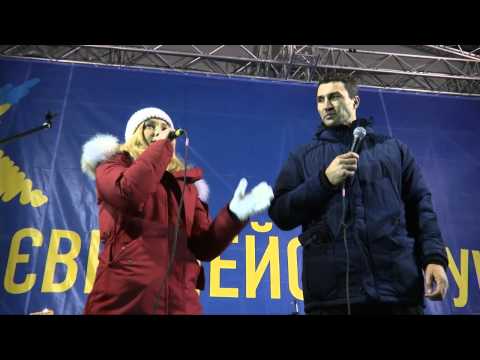 Владимир Кличко и его невеста Хайден выступили на Евромайдане (ВИДЕО)