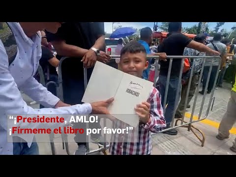 “¡Presidente, AMLO! ¡Fírmeme el libro por favor!”