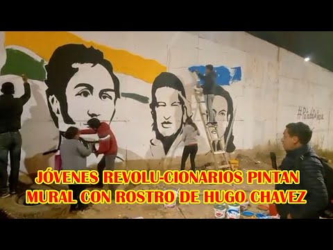 JÓVEJES DE SUCRE PINTAN MURAL CON ROSTRO DE HUGO CHAVEZ, SIMON BOLIVIA Y JUANA AZURDUY