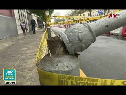 Cercado de Lima: Poste cae por falta de mantenimiento y av. Garcilaso de la Vega es bloqueada