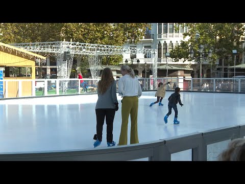 La Plaza del Ayuntamiento vuelve a lucir su tradicional pista de hielo