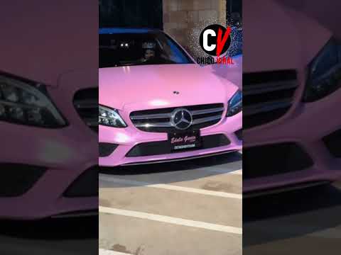 #shorts Le regalan Mercedes rosa a quincean?era y se hace viral