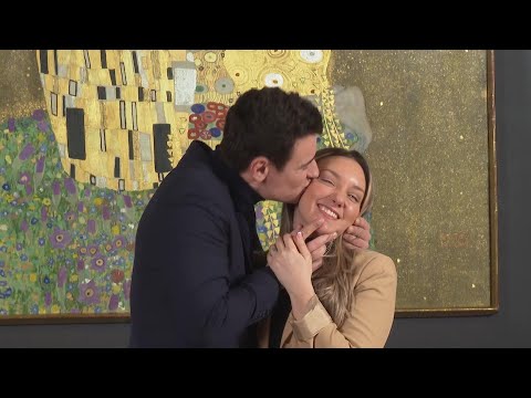 Couples in Vienna celebrate Valentine's Day with a snap in front of Gustav Klimt's famous 'Kiss'