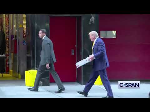 What do you notice in this video of Donald Trump in Manhattan?