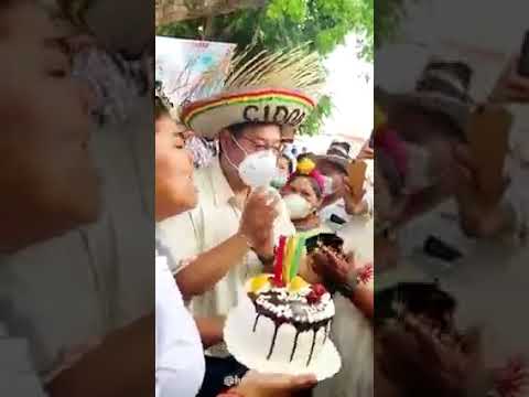? Indígenas del oriente recibieron con torta de cumpleaños al presidente Arce