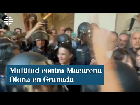 Una multitud protesta por la conferencia de Macarena Olona en la Universidad de Derecho de Granada