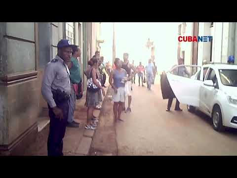 POLICÍAS cubanos EVITAN AYUDAR a desmayado... hasta que vecinos presionan