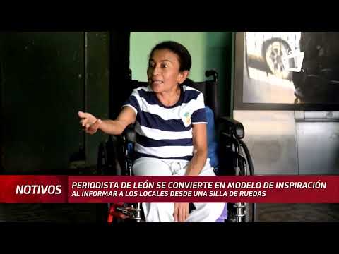 Periodista de León informa a la población desde una silla de ruedas