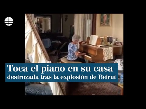 Una mujer toca el piano en su casa destrozada tras la explosión en Beirut