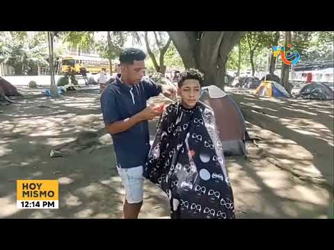 Barbero venezolano trajo sus herramientas de barbería para atender a los hondureños