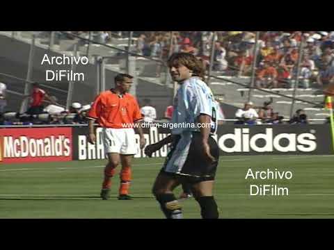 Argentina vs Holanda - Camara argentina en campo mostrando el partido 1998