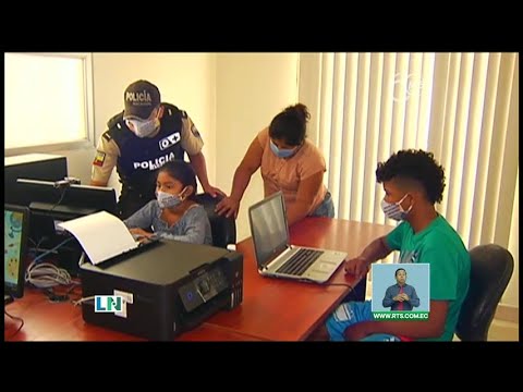 Policía dicta clases a niños que no tienen Internet