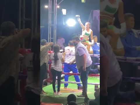 Eveling “La Colocha” Ortega celebra su victoria sobre Yanissa Castrelllon.