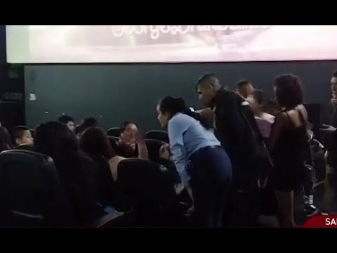 San Miguel: Mujeres se enfrentan por asiento en una sala de cine de la película 'Barbie'