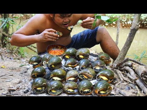 Cooking Snail bbq eat with Chili Sauce - Collect Snail in River Grilled bbq