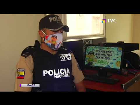 Policías dictan clases a niños que no cuentan con Internet