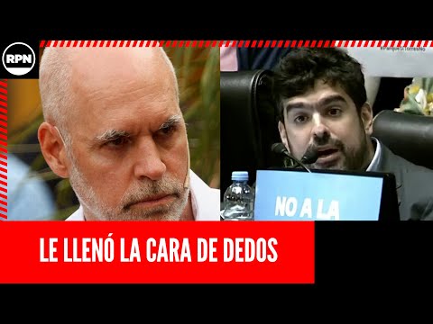 Juan Manuel Valdés le LLENÓ LA CARA DE DEDOS a Larreta