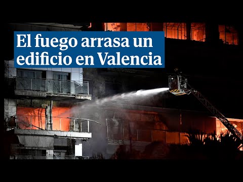Así ha sido el enorme incendio de un complejo de viviendas en Valencia