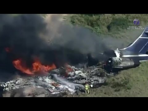 Avión con 21 personas a bordo se estrella en Texas; todas sobreviven.