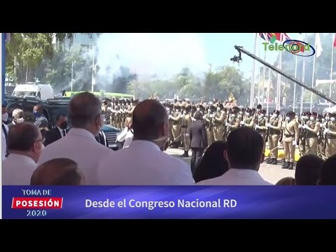 Danilo Medina entrega banda presidencial al presidente de la Asamblea Nacional