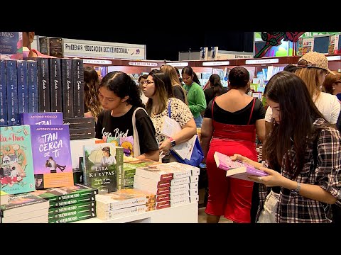 Cientos de personas asisten a la Feria Internacional del Libro de Panamá 2023