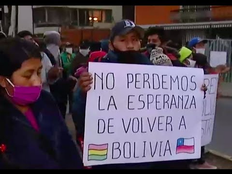 Más de 500 bolivianos acampan fuera del consulado
