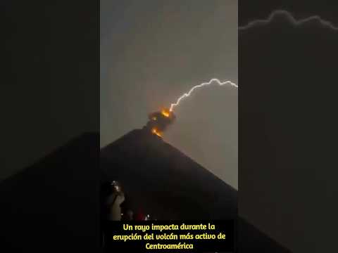 Un rayo impacta durante la erupción del volcán más activo de Centroamérica  #shorts #shortsviral