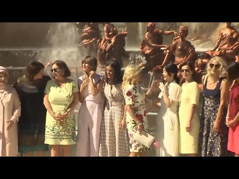 La reina Letizia y los acompañantes de los participantes en la cumbre de la OTAN visitan La Granj...