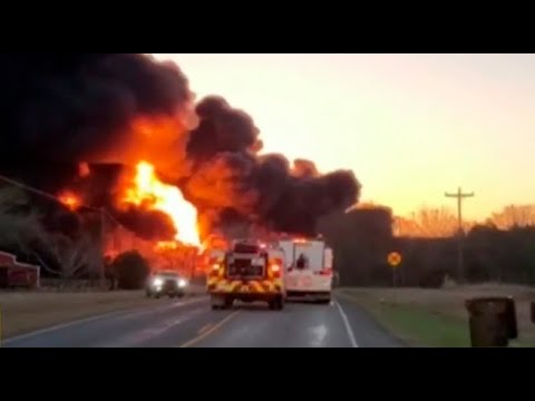 Choque entre camión y tren provocó gigantesco incendio en Texas