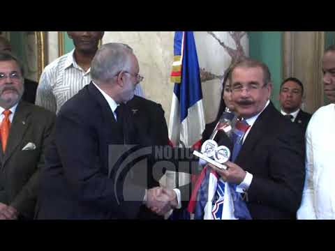 Presidente Medina entrega Bandera Nacional a Toros del Este para Serie del Caribe