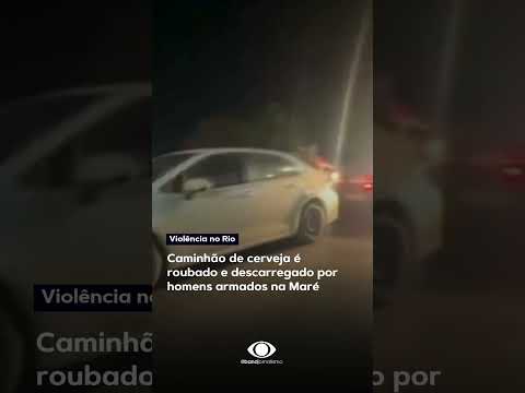 Caminhão de cerveja é roubado e descarregado por homens armados na Maré #shorts