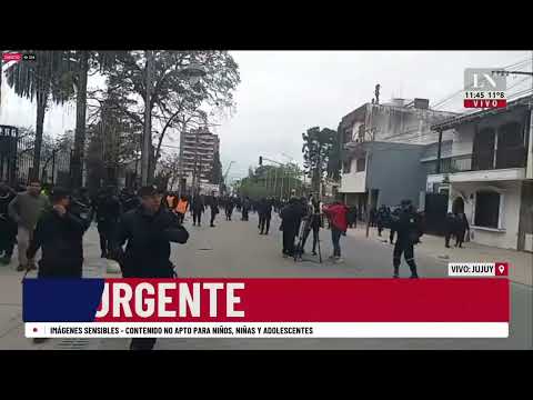 Jujuy: manifestantes tiran piedras contra la policía e intentan tomar la Legislatura provincial
