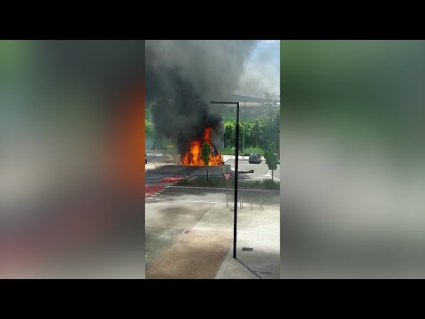 Incendio de una barredora en el barrio de Lezkairu (Pamplona)