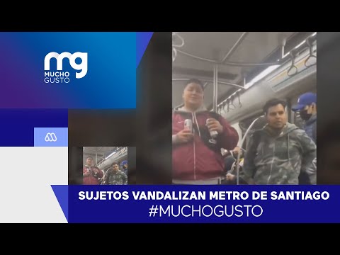 Mujer graba a sujetos que vandalizan Metro de Santiago