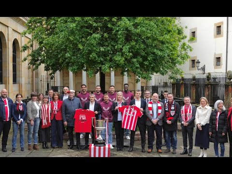 El Athletic celebra la Copa junto al Árbol de Gernika