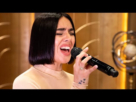 ¡ES ÚNICA!: Angela Leiva impactó en La Noche de Mirtha cantando a capela Amiga Traidora