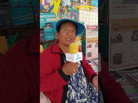 Coleccionista de periódicos en la ciudad de La Paz