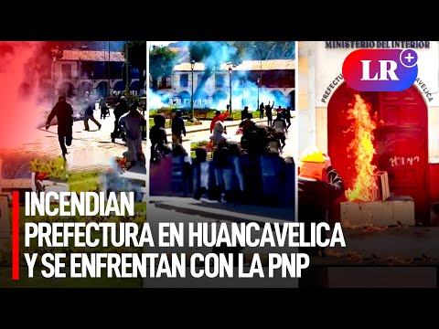 Manifestantes QUEMARON puerta de PREFECTURA en HUANCAVELICA y PNP lanzó BOMBAS LACRIMÓGINAS | #LR