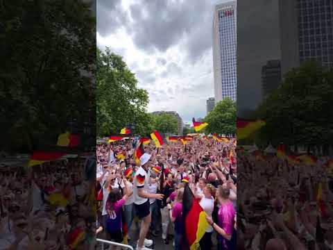 El increíble ambiente de la ‘fan zone’ de Alemania en Frankfurt antes de jugar contra Suiza