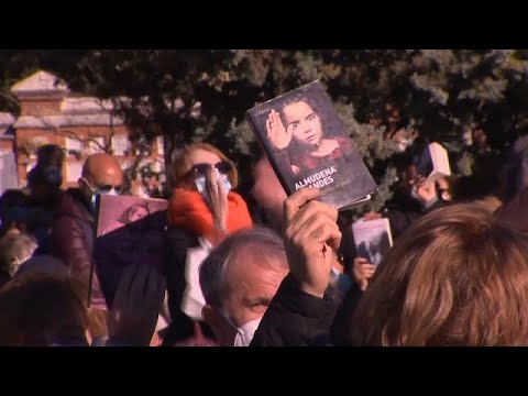 Libros y república en la multitudinaria despedida de Almudena Grandes en Madrid