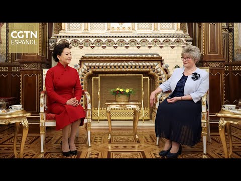 Peng Liyuan visita Castillo de Buda y toma té con primera dama húngara, Zsuzsanna Nagy